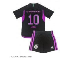 Bayern Munich Leroy Sane #10 Replika Bortatröja Barn 2023-24 Kortärmad (+ Korta byxor)